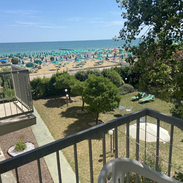 Hotel Janeiro Frontemare - Camera Matrimoniale con Balcone e Vista Mare Laterale - 3