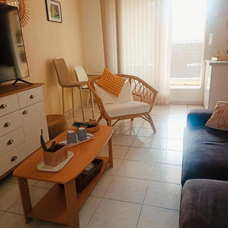 Mauguio-Village Apt T2 Tout Confort, Lumineux, Clim, Wifi, Balcon, parking couvert, 15 mn de la mer, de Montpellier - Appartement 1 Chambre - 3