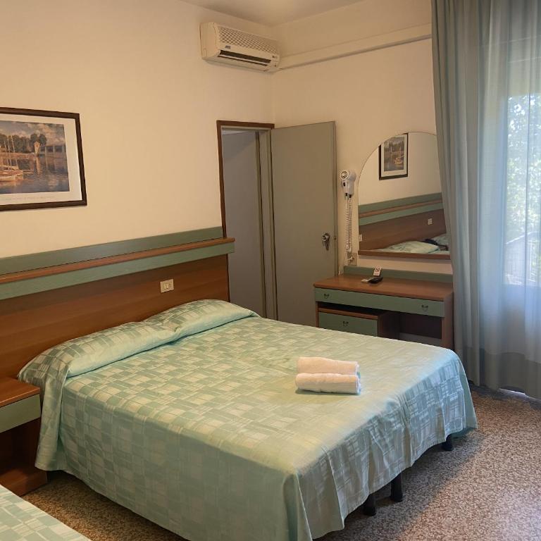 Hotel Janeiro Frontemare - Camera Matrimoniale con Balcone e Vista Mare Laterale - 4