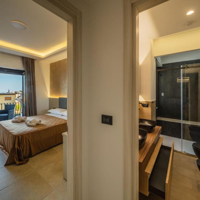Suite Apartment Taormina - Camera Matrimoniale Deluxe con Balcone e Vista Mare - 13