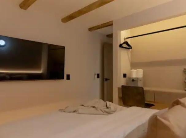 Apartamento en el Poblado Medellín con jacuzzi, 3 habitaciones recién remodelado - Three-Bedroom Apartment - 11