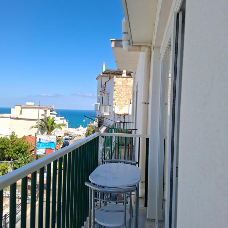 Center House - One-Bedroom Apartment - 2