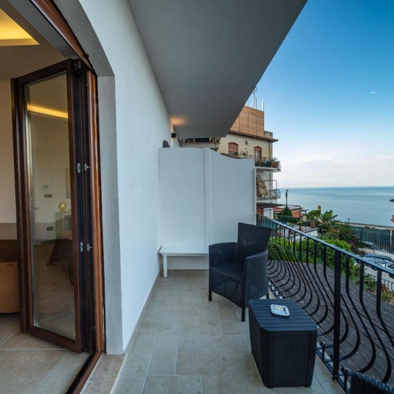Suite Apartment Taormina - Camera Matrimoniale Deluxe con Balcone e Vista Mare - 11