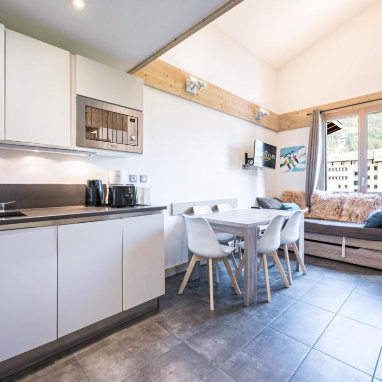 Studio rénové avec mezzanine – Centre Val-d'Isère - FR-1-518-123 - Studio - 1