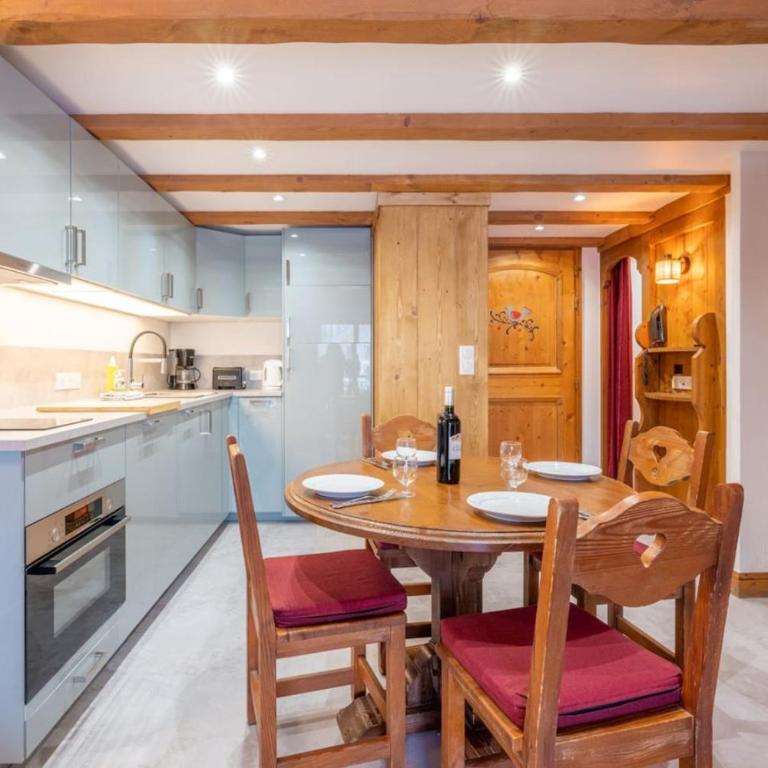 Le Cristal N16 - Central apartment close to the slopes & Free Parking & Pool - Two-Bedroom Apartment with Mountain View - 1