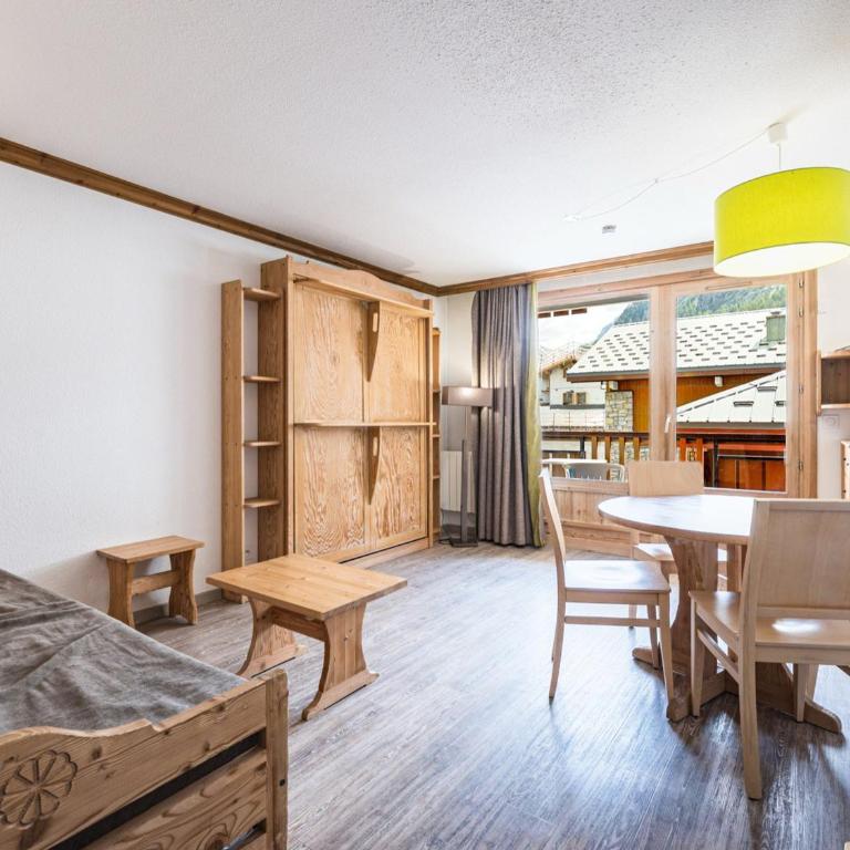 Studio confortable au centre-ville avec balcon - FR-1-518-145 - Studio - 1