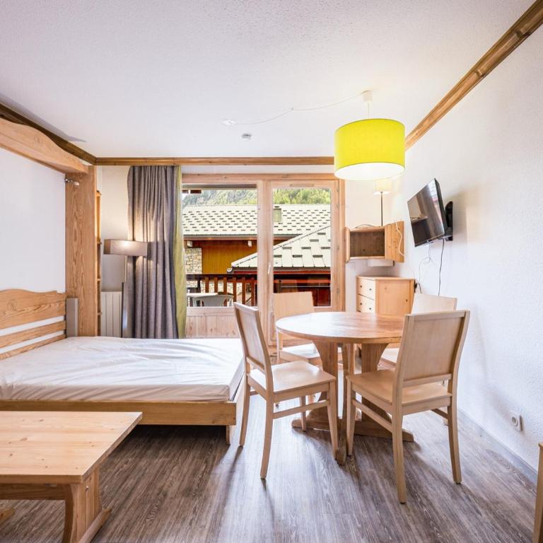 Studio confortable au centre-ville avec balcon - FR-1-518-145 - Studio - 12