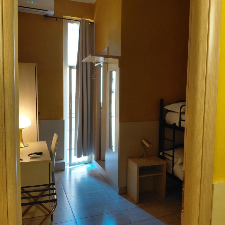 Guest House Hola Roma - Single Room with Private Bathroom - 7