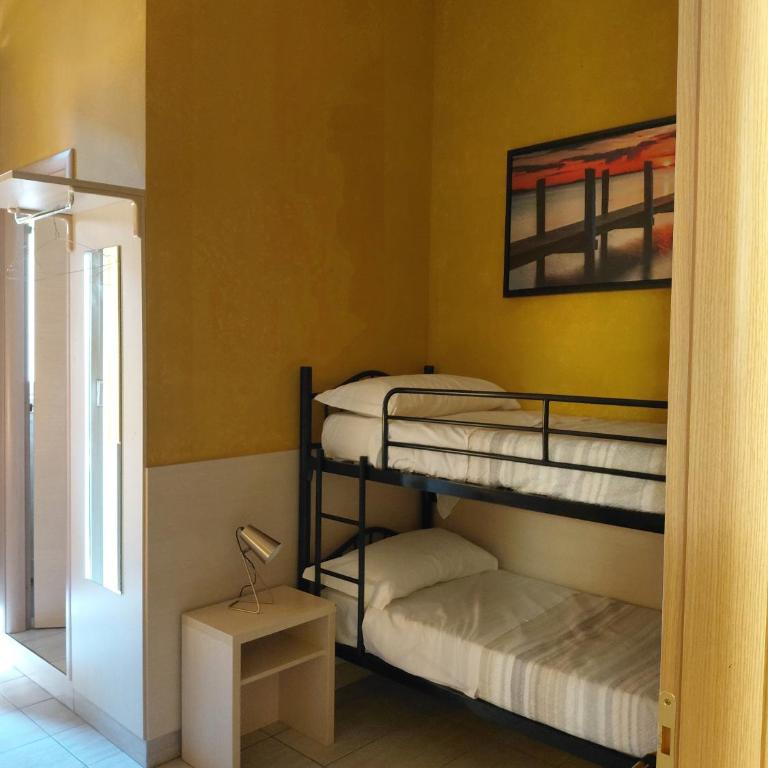 Guest House Hola Roma - Budget Twin Room - 8