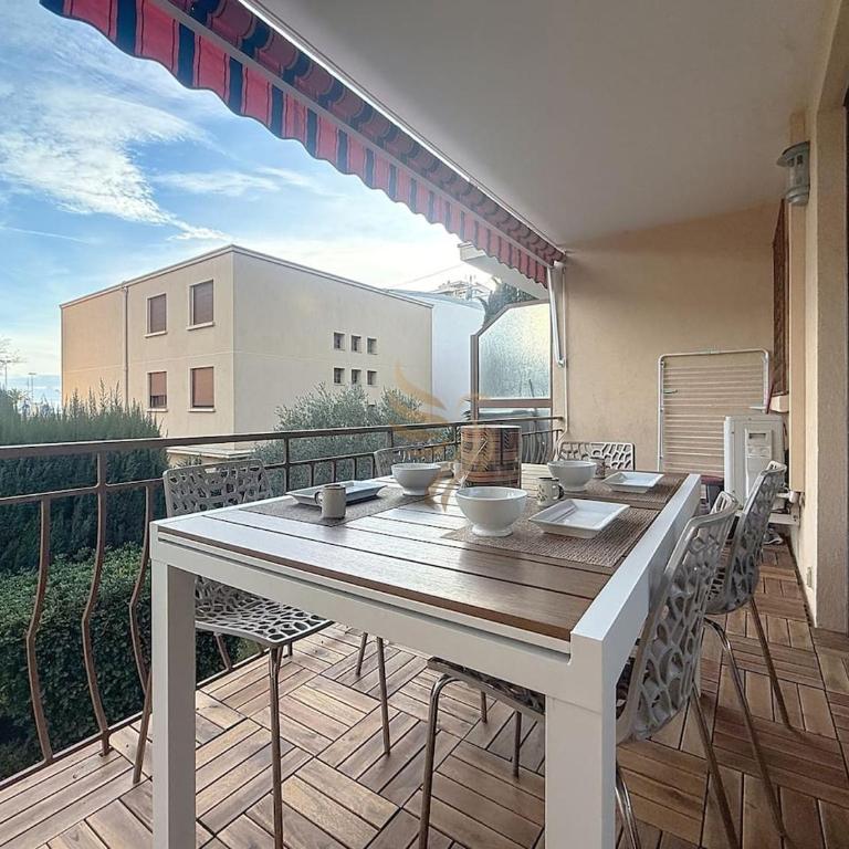 Apt3BR,AC,WiFi, sea view, parking, 3min to beach - Three-Bedroom Apartment - 2