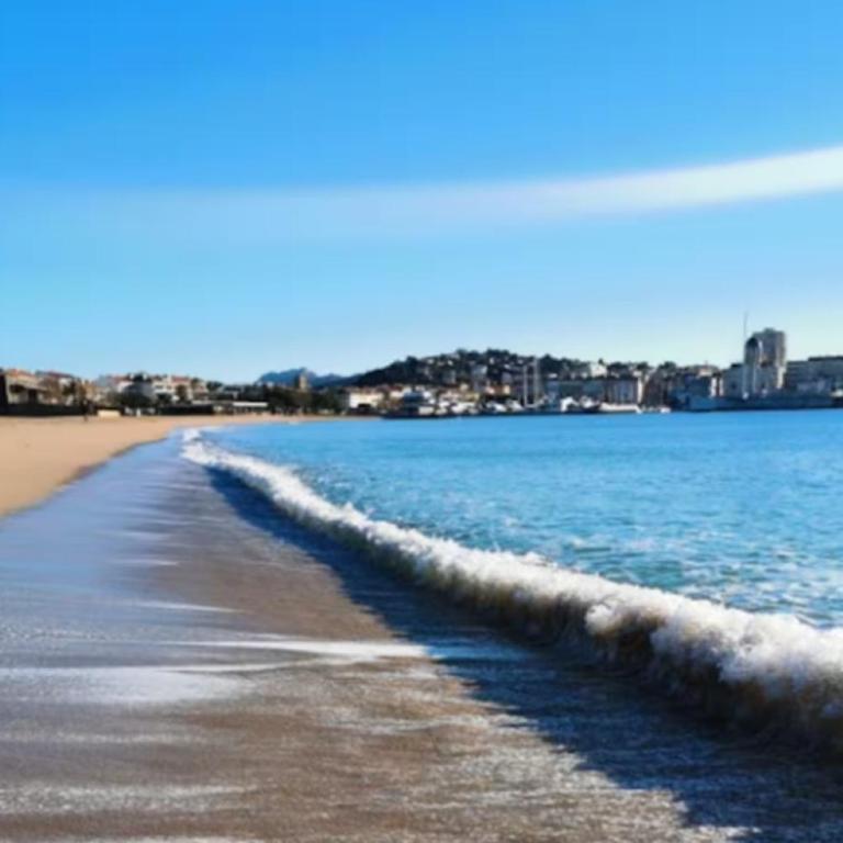 Apt3BR,AC,WiFi, sea view, parking, 3min to beach - Three-Bedroom Apartment - 12