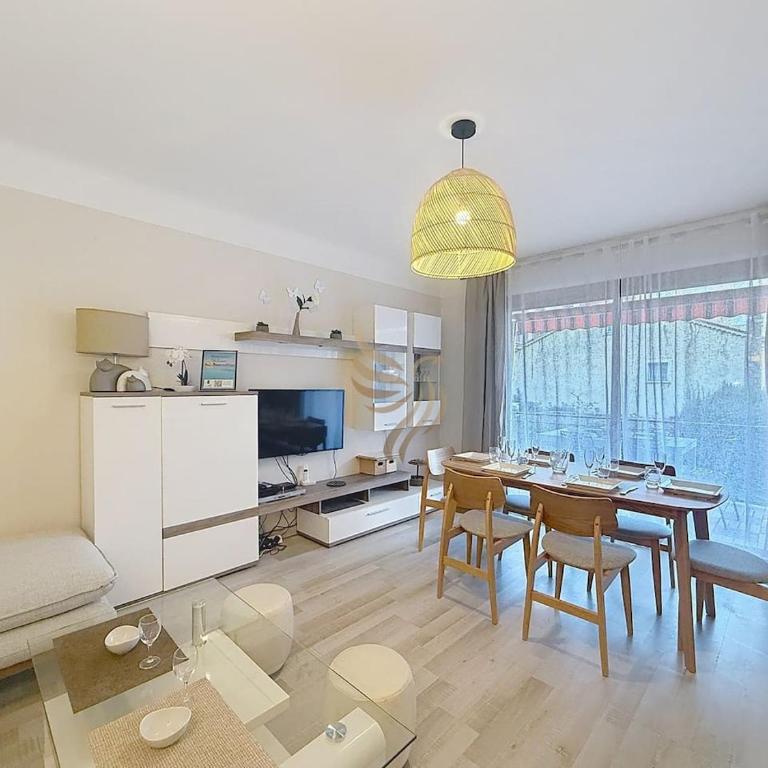 Apt3BR,AC,WiFi, sea view, parking, 3min to beach - Three-Bedroom Apartment - 13
