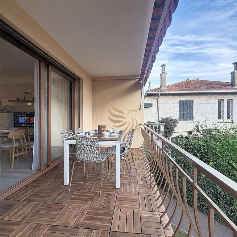 Apt3BR,AC,WiFi, sea view, parking, 3min to beach - Three-Bedroom Apartment - 17