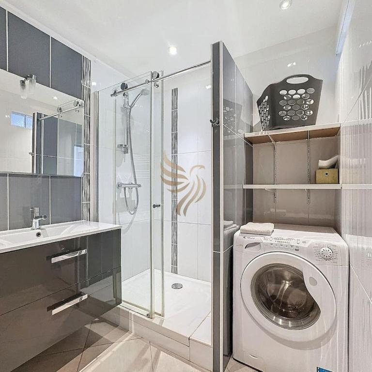 Apt3BR,AC,WiFi, sea view, parking, 3min to beach - Three-Bedroom Apartment - 21