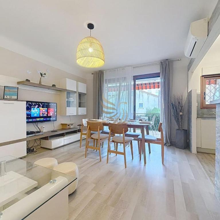 Apt3BR,AC,WiFi, sea view, parking, 3min to beach - Three-Bedroom Apartment - 28