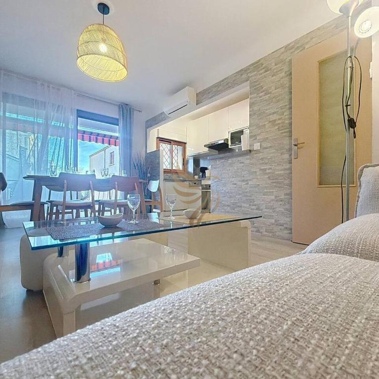 Apt3BR,AC,WiFi, sea view, parking, 3min to beach - Three-Bedroom Apartment - 29