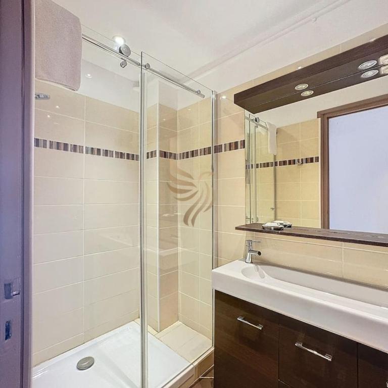 Apt3BR,AC,WiFi, sea view, parking, 3min to beach - Three-Bedroom Apartment - 41