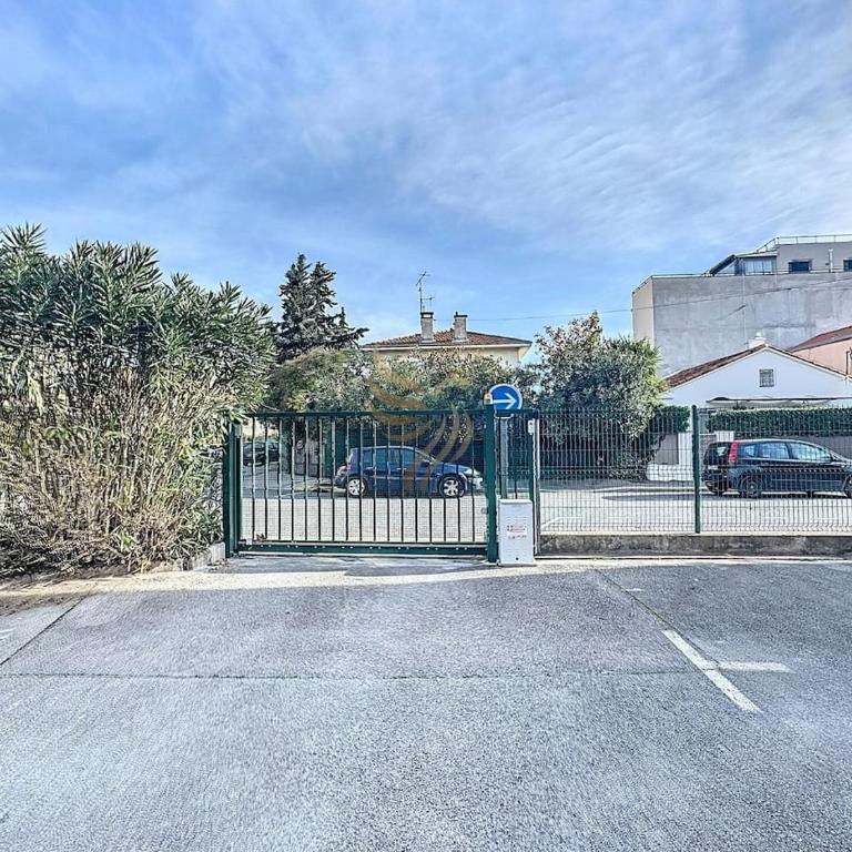 Apt3BR,AC,WiFi, sea view, parking, 3min to beach - Three-Bedroom Apartment - 44