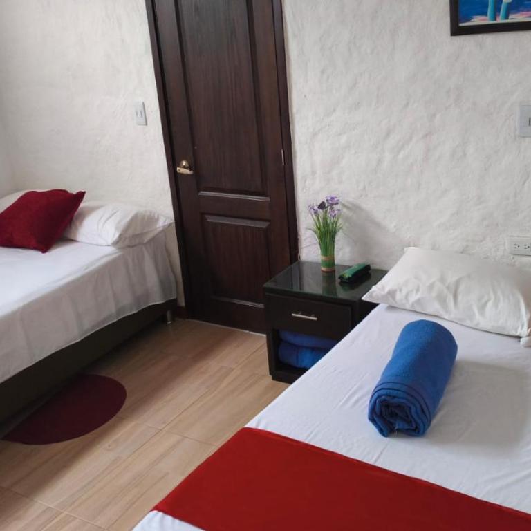 Hotel Los Balcones - Quadruple Room with Private Bathroom - 2