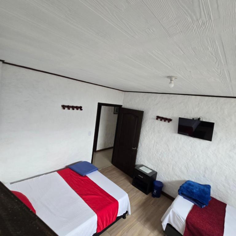 Hotel Los Balcones - Quadruple Room with Private Bathroom - 3