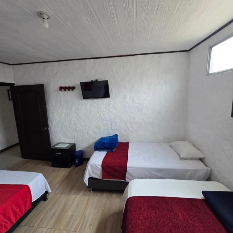 Hotel Los Balcones - Quadruple Room with Private Bathroom - 4