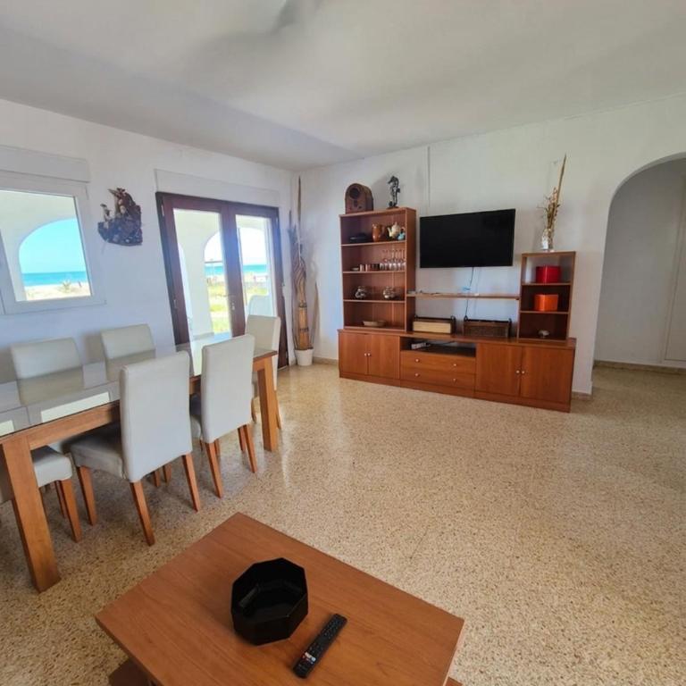The Beach House Denia -- Casa en primera línea de playa - Denia - Casa de 3 dormitorios - 9