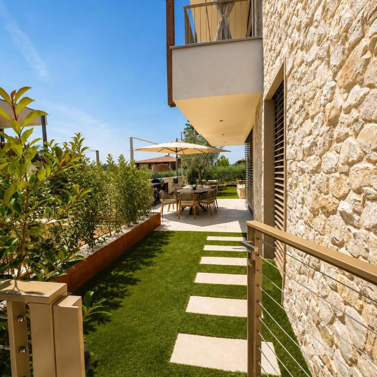 SalvatoreHomes - Casa Serenia - Ultra Luxury Duplex in the Heart of Bardolino with Dream Garden & Direct Infinity Pool Access - Maisonette-Apartment - 35