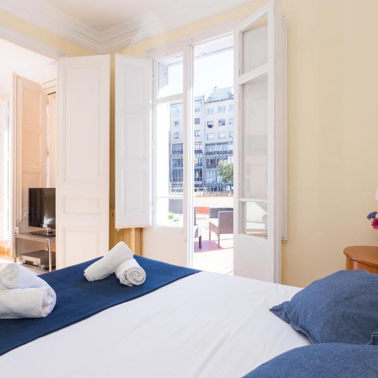 Charming Central Apartment Big Sunny Terrace! - Three-Bedroom Apartment with Terrace - 6
