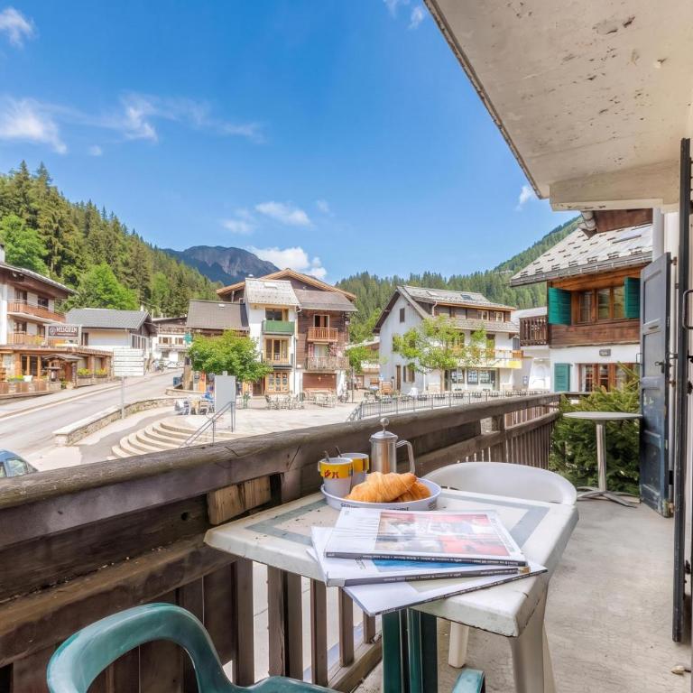 Le Bellevue 05 Walk to Ski Lifts Argentière Retreat | Balcony & Pool - Happy Rentals - Apartment mit Balkon - 1