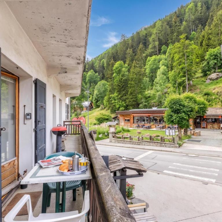 Le Bellevue 05 Walk to Ski Lifts Argentière Retreat | Balcony & Pool - Happy Rentals - Apartment mit Balkon - 8