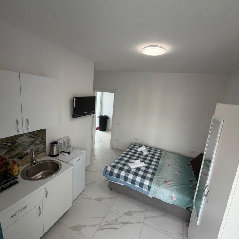 Apartments Gzim Peja - Deluks Dvokrevetna Soba sa Bračnim Krevetom i Balkonom - 2