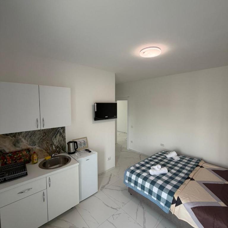 Apartments Gzim Peja - Deluks Dvokrevetna Soba sa Bračnim Krevetom i Balkonom - 3