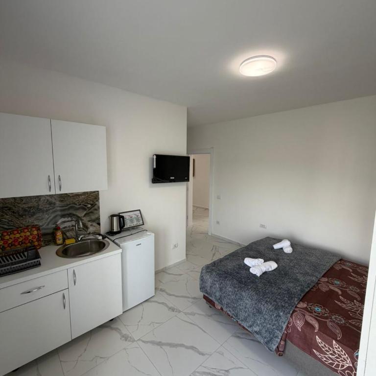 Apartments Gzim Peja - Deluks Dvokrevetna Soba sa Bračnim Krevetom i Balkonom - 5