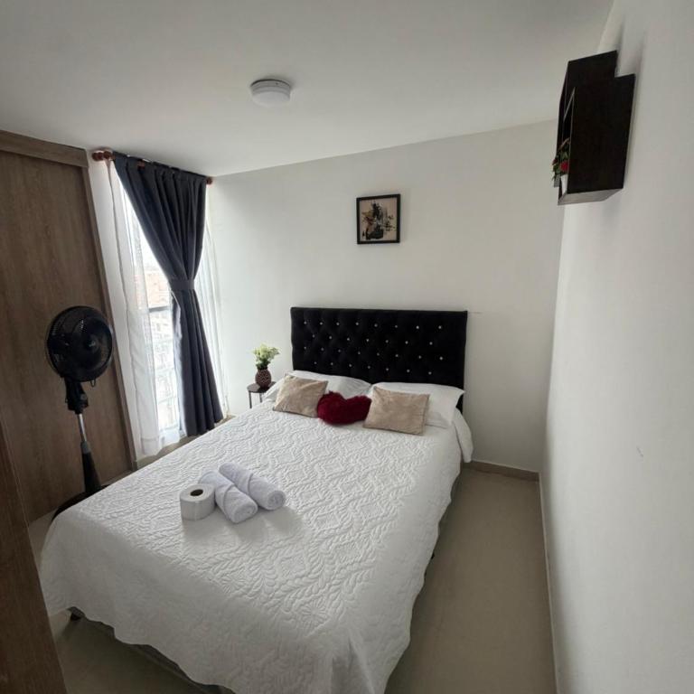 Balcon ideal para tomar cafe viendo el atardecer - Three-Bedroom Apartment - 14