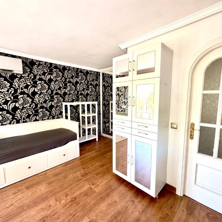 Luminous studio apartment in a villa with pool - Apartamento de 1 dormitorio - 2