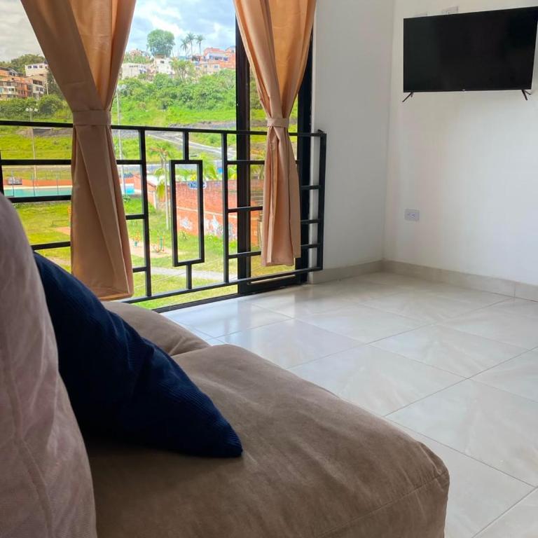apartamento dúplex con balcón y central - Two-Bedroom Apartment - 3