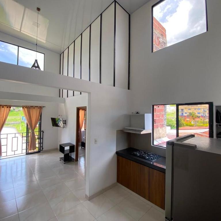apartamento dúplex con balcón y central - Two-Bedroom Apartment - 4