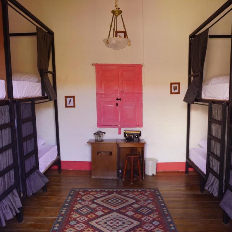 La Casa Rosada Hostel - Bed in 8-Bed Dormitory Room - 1