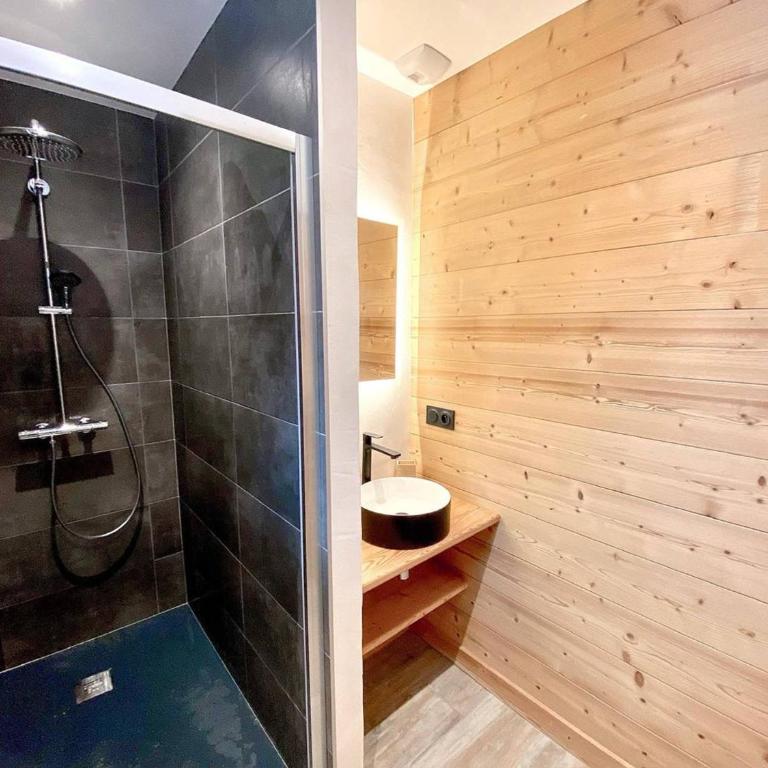 Chalet accueillant au cœur du village - 10 pers. - FR-1-886-65 - Chalet - 12