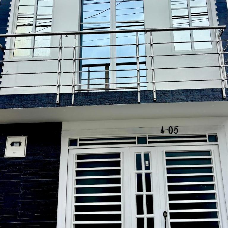 Beautiful house with a terrace in Buga, - Two-Bedroom Townhouse - 3