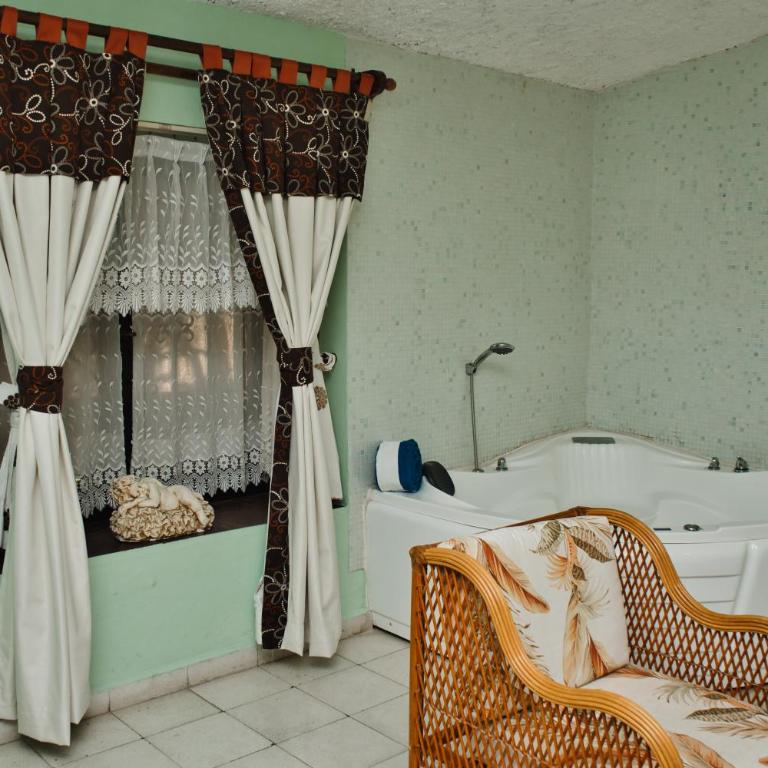 Villa Bonita Les Terrasses - Suite con cama extragrande y vistas a la piscina - 12