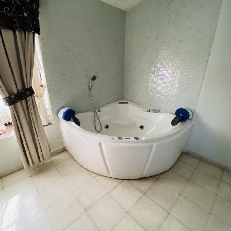 Villa Bonita Les Terrasses - Suite con cama extragrande y vistas a la piscina - 16