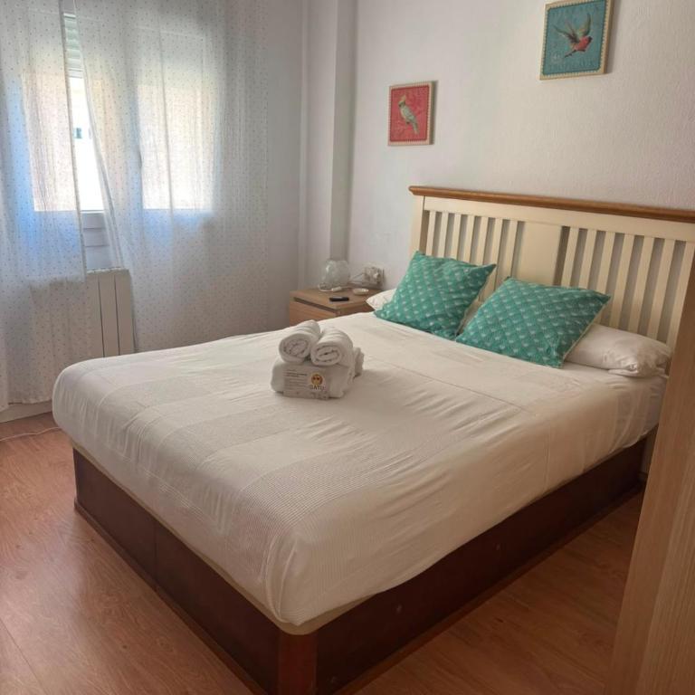 GATU Villa Dante Playa Victoria Parking gratuito, "preferente para mayores de 25 años y familias " - Three-Bedroom Apartment - 1