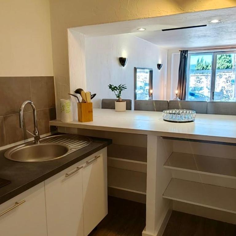 Renovated flat with parking in Fréjus center - Apartment - 5