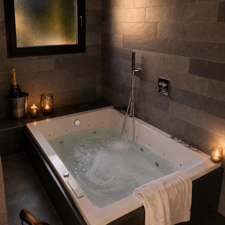 VILLA MIAMI - Suite Deluxe avec Baignoire Spa - 9