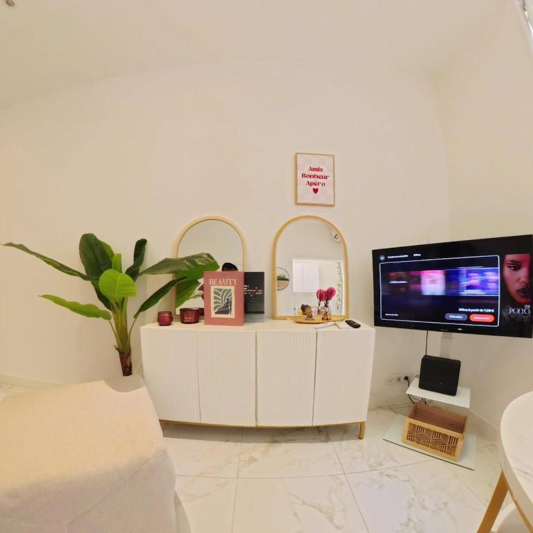 Beautiful refurbished air conditioned studio heart of Nice - One-Bedroom Apartment - 7