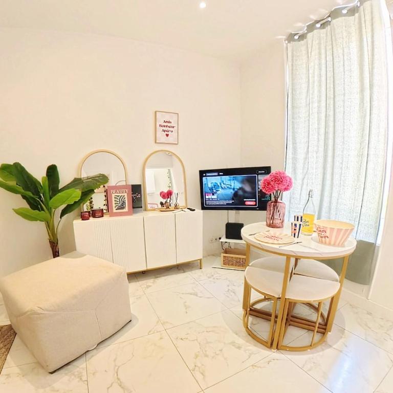 Beautiful refurbished air conditioned studio heart of Nice - One-Bedroom Apartment - 8