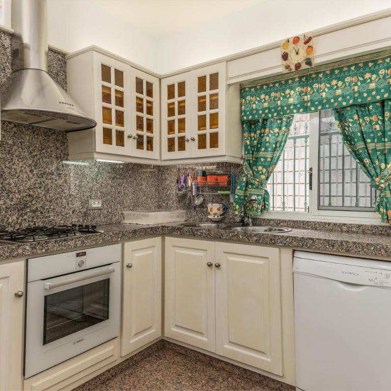 Los Cristianos BBQ & Sunset Villa - Three-Bedroom House - 27