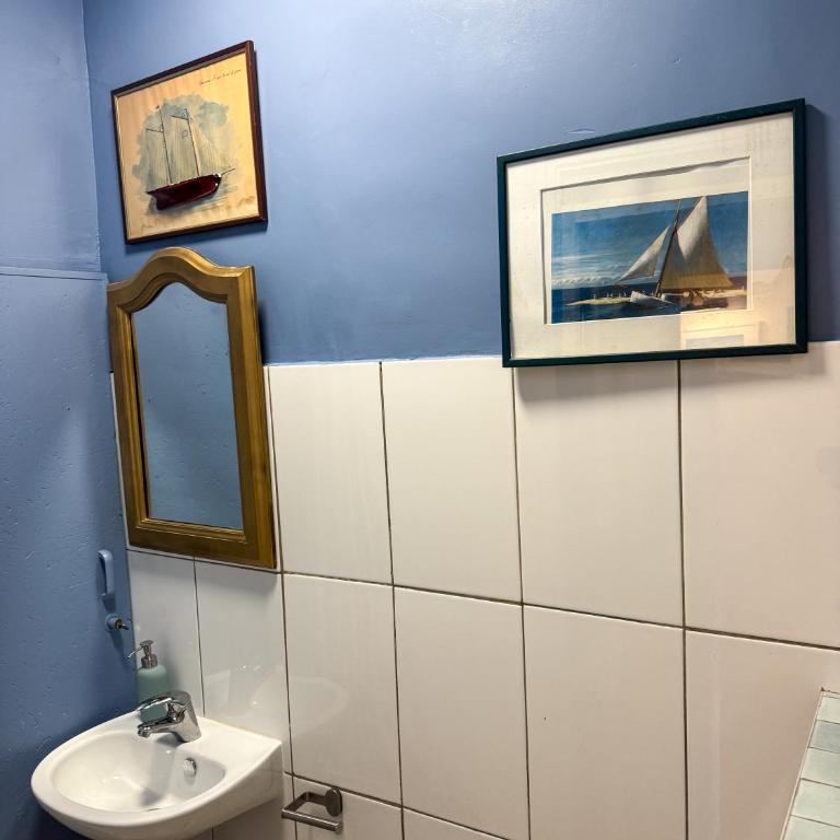 The Blue Cottage - One-Bedroom Apartment - 20