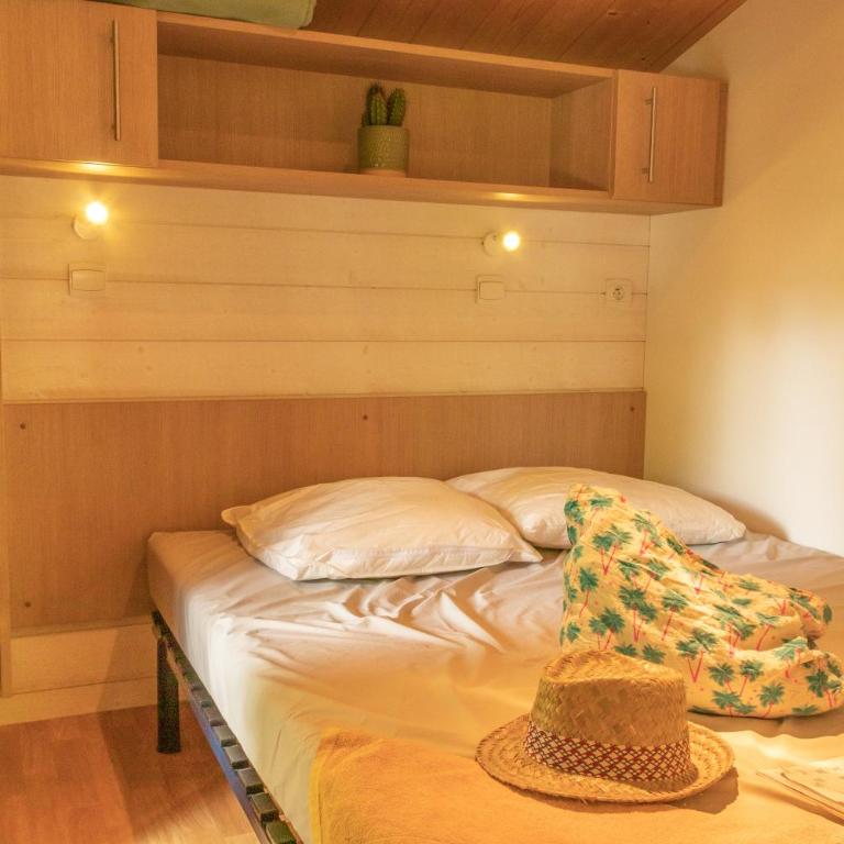 Camping Domaine de la Ville Huchet - Chalet 2 Chambres - 7